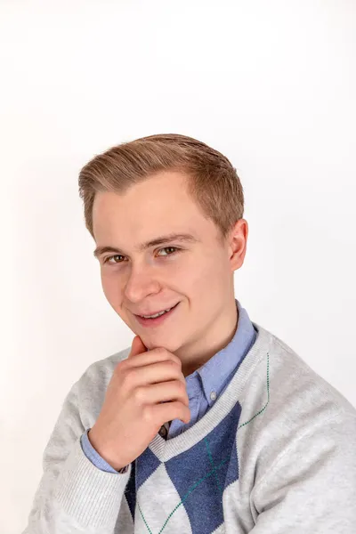 Portret Van Ontspannen Tiener Jongen Met Handen Kin — Stockfoto