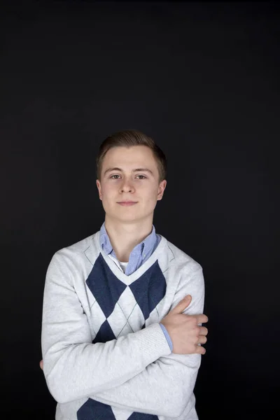 Porträtt Stilig Pojke Ser Säker Med Korsade Armar — Stockfoto