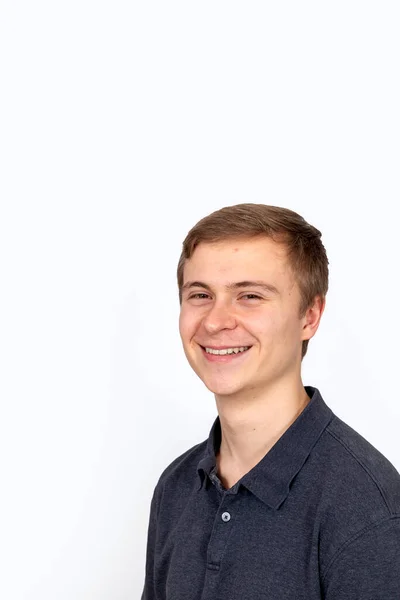 Portrét Šťastný Usměvavý Pohledný Mladý Muž — Stock fotografie
