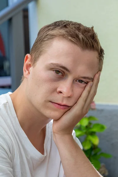 Retrato Joven Guapo Jardín Pose Pensamiento —  Fotos de Stock