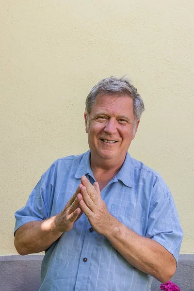 Portrait Bel Homme Âgé Dans Jardin Avec Visage Souriant Positif — Photo