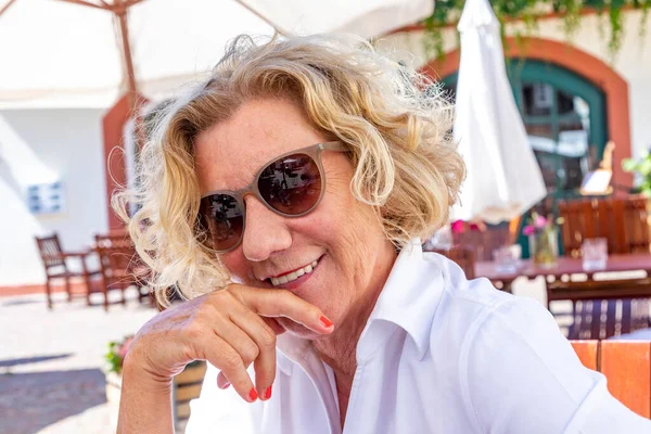 Außenporträt Der Attraktiven Glücklich Lächelnden Seniorin Mit Blonden Haaren — Stockfoto