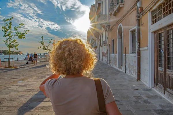 Atractiva Mujer Pelo Dorado Pasea Por Pintoresco Paseo Marítimo Venecia —  Fotos de Stock