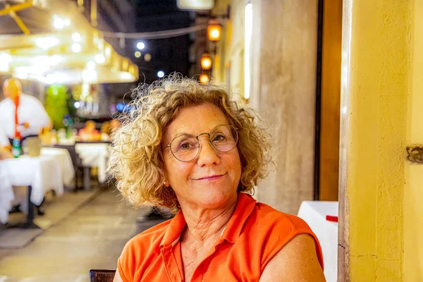 Portret Van Aantrekkelijke Wonam Een Buitenrestaurant Italië — Stockfoto