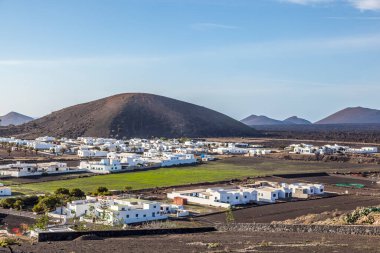 Yaiza 'ya ve Lanzarote Timanfaya bölgesinin volkanik manzarasına bakın.