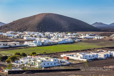 Yaiza 'ya ve Lanzarote Timanfaya bölgesinin volkanik manzarasına bakın.
