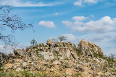 Brezilya 'nın la Cabrera bölgesinde büyük kayalarla çevrili bir manzara.
