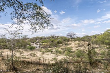 Brezilya 'nın la Cabrera bölgesinde büyük kayalarla çevrili bir manzara.