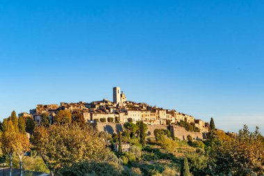 Akşam ışığında Saint Paul de Vance 'in ufuk çizgisi