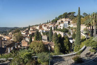 Fransa 'nın Provence bölgesindeki eski Bormes les Mimosas köyüne manzara