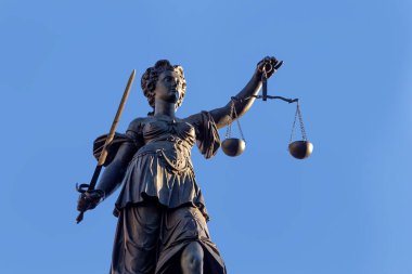 Frankfurt 'ta Roemer' da Adalet Heykeli