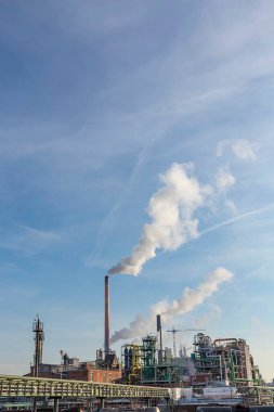 Frankfurt Höchst mavi gökyüzü altında kimyasal üretim, baca ve güvenlik fotoğraf makinesi ile Endüstri Parkı