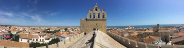Sainte Maries de la Mer ve ufuk Akdeniz denizde Panoraması