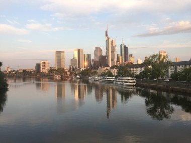 sabah erken ana nehirde ile Frankfurt am Main manzarası