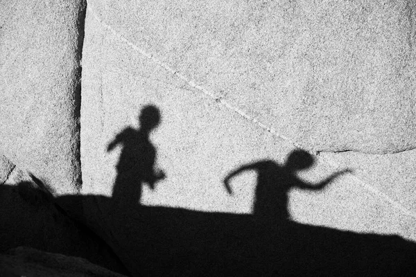 Niños Jugando Con Sombra Una Roca Parque Nacional Joshua Tree —  Fotos de Stock