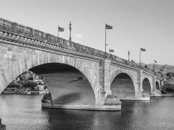 ハバス湖のロンドン橋 アメリカの元の石で再建された古い歴史的な橋 — ストック写真