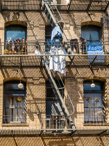 Iron Fire Escape Used Drying Clothes Downtown San Francisco — Stock Photo, Image