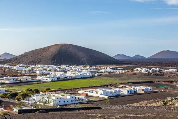 Yaiza 'ya ve Lanzarote Timanfaya bölgesinin volkanik manzarasına bakın.