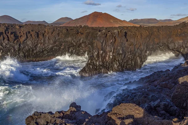 Los Hervideros, Lanzarote, İspanya 'da büyük dalgalarla dolu bir sahil şeridi.