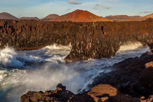 Los Hervideros, Lanzarote, İspanya 'da büyük dalgalarla dolu bir sahil şeridi.