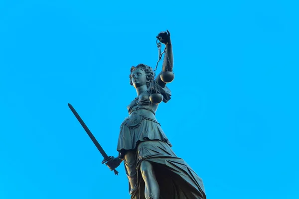 Pomnik Pani Sprawiedliwości Frankfurcie Nad Roemer Pod Błękitnym Niebem — Zdjęcie stockowe