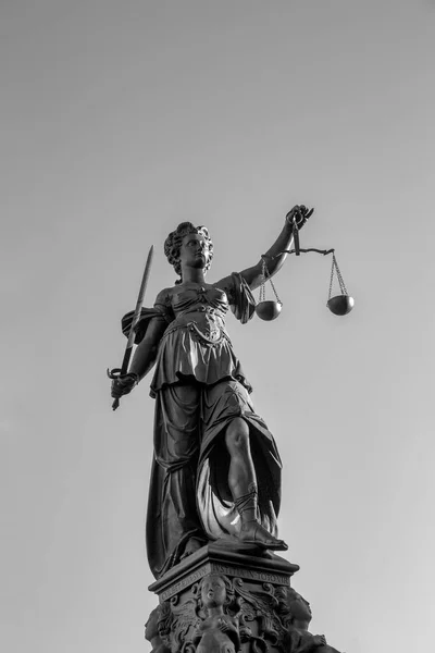 Estatua Lady Justice Frankfurt Roemer —  Fotos de Stock