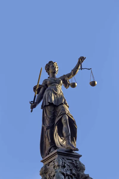 Staty Lady Justice Frankfurt Roemer — Stockfoto