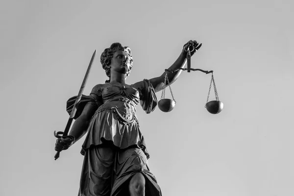 Staty Lady Justice Frankfurt Roemer — Stockfoto