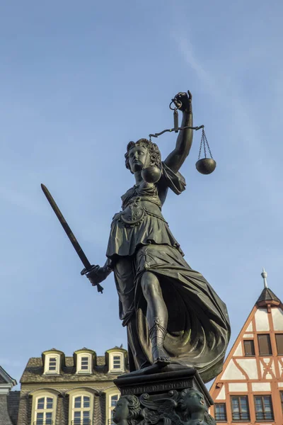ローマーのフランクフルトの女性正義の像 — ストック写真