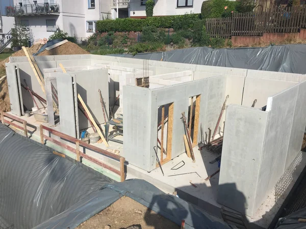 新しい家の基礎コンクリートの施工 — ストック写真