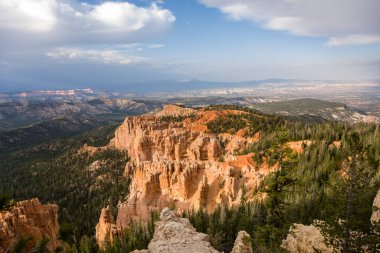 güzel manzara modunda bryce canyon amfi tiyatro, Tapınak, gibi muhteşem taş oluşumu ile öğleden sonra aydınlık rakamlar