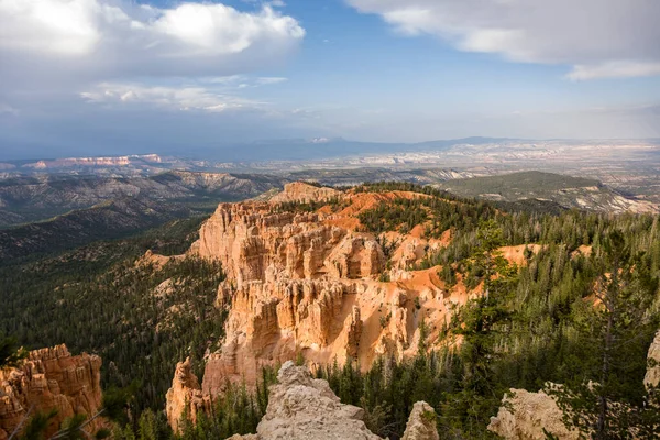 Beau Paysage Dans Bryce Canyon Avec Magnifique Formation Pierre Comme — Photo