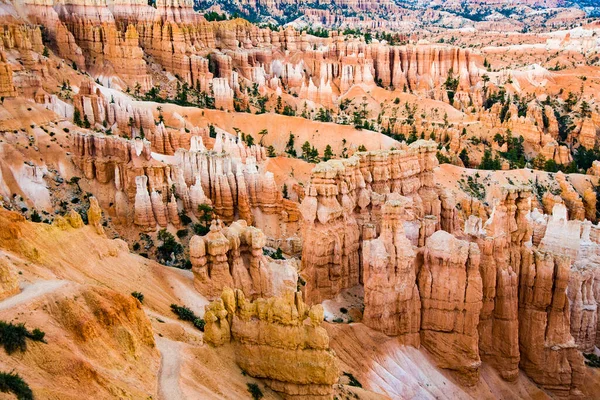 与宏伟石形成像圆形剧场 布莱斯峡谷中的美丽风景人物在下午的光线 — 图库照片