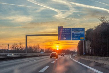 Alman otoyolunda gün batımına doğru az trafik var.