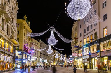 Viyana, Avusturya - 9 Aralık 2009: Avusturya 'nın Viyana kentindeki kaldırımlara yağmur yansıyan ünlü Graben Caddesi.
