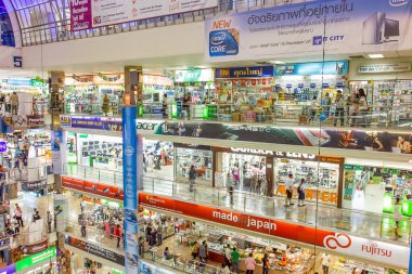 Bangkok, Tayland - 12 Mayıs 2009: Tayland 'daki Pantip Plaza' nın içinde, Tayland 'daki büyük elektronik ve yazılım alışveriş merkezi 12 Mayıs 2009' da Bangkok, Tayland 'da bazı pazarlıklar yaptı..