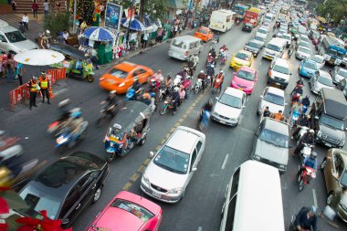 Bangkok, Tayland - 22 Aralık 2009: Bangkok 'taki ana yol öğleden sonra trafiği sıkışık CENTRAL alışveriş merkezi yakınlarındaki araçlarla, Sukhumvit Bangkok, Tayland.