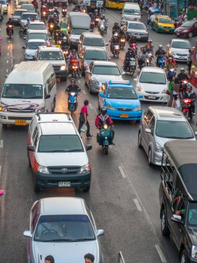 Bangkok, Tayland - 22 Aralık 2009: Bangkok 'taki ana yol öğleden sonra trafiği sıkışık CENTRAL alışveriş merkezi yakınlarındaki araçlarla, Sukhumvit Bangkok, Tayland.