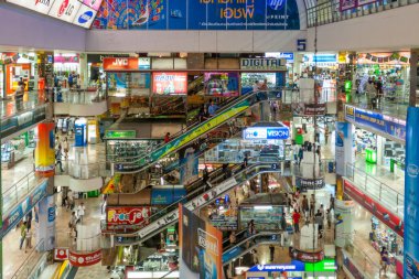 Bangkok, Tayland - 12 Mayıs 2009: Pantip Plaza 'nın içinde, Tayland' daki büyük elektronik ve yazılım alışveriş merkezi..