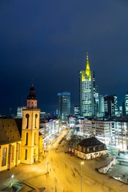 Frankfurt, Almanya - 21 Ocak 2015: Frankfurt 'un ufuk çizgisine bakın, Hauptwache ile birlikte Frankfurt, Almanya' da. Hauptwache şehrin en ünlü meydanlarından biridir..
