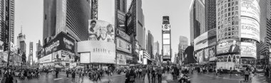 New York, ABD - 4 Ekim 2017: İnsanlar öğleden sonra geç saatlerde haber, marka ve tiyatroların neon reklamlarıyla Times Meydanı 'nı ziyaret ediyorlar..
