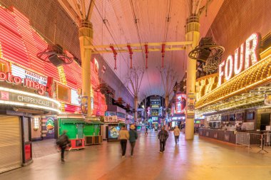 Las Vegas, ABD - 11 Mart 2019: Tarihi Fremont sokak deneyimi kumarhaneleri Las Vegas, ABD 'de gece kumarbazlar için açıktır.