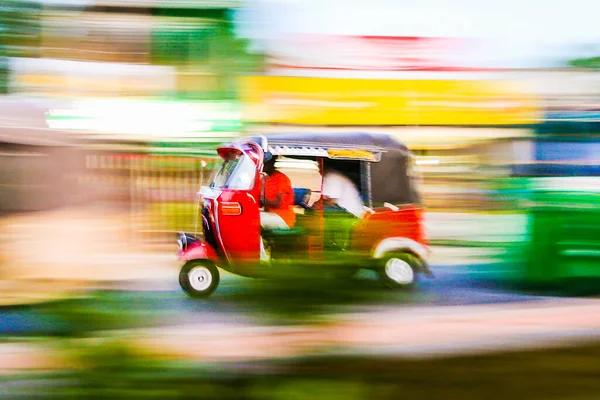 Tuktuk Racing Längs Gatorna — Stockfoto