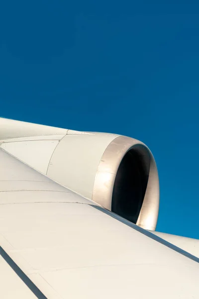 Ala Aeronave Bajo Cielo Azul Claro Como Símbolo Vacaciones —  Fotos de Stock