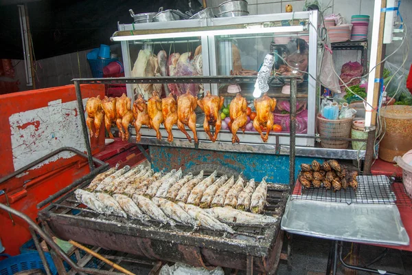 タイのバンコクの可動市場の屋台で焼かれた鶏と魚のロースト — ストック写真