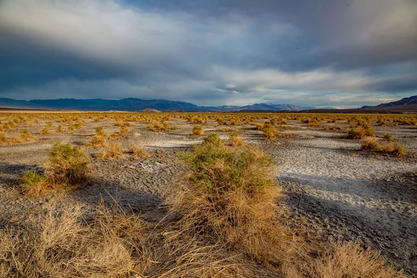 Dood Vallei Woestijn Landschap Middag Warmte Met Zachte Wolken — Stockfoto