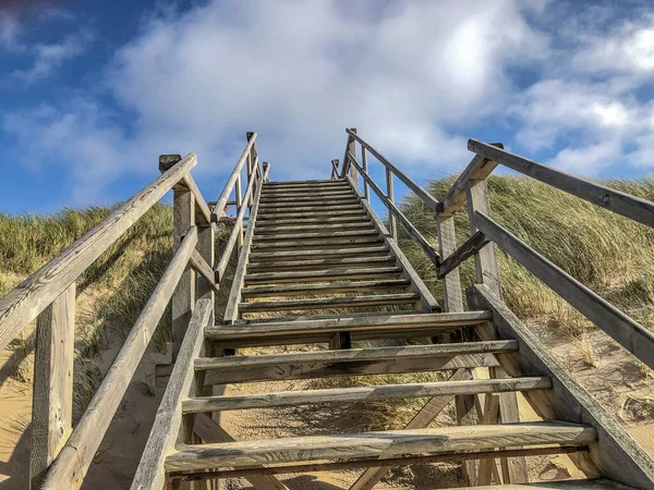 Γραφική Φθινοπωρινή Αμμώδης Παραλία Ξύλινες Σκάλες Για Ανεβείτε Φράγμα Που — Φωτογραφία Αρχείου