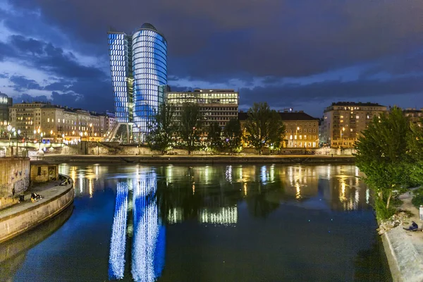 奥地利维也纳 2009年4月22日 维也纳尤卡塔在多瑙河的夜间反射 该建筑被称为奥地利的第一座建筑 被称为欧盟绿色建筑 — 图库照片