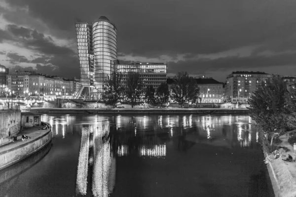 Viena Áustria Abril 2009 Reflexo Torre Uniqa Viena Noite Rio — Fotografia de Stock