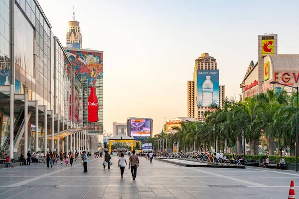 Bangkok Tajlandia Maja 2009 Reklama Zewnętrzna Plakatami Nowoczesnym Centrum Handlowym — Zdjęcie stockowe